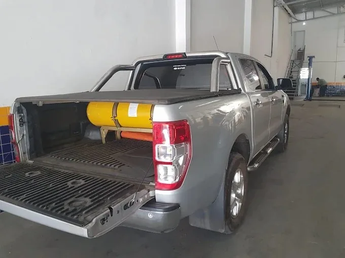 Ford Ranger prata com cilindro de GNV instalado na caçamba, sob a capota marítima.